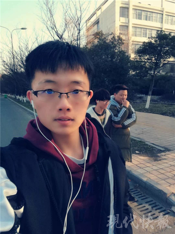 名模附体!工科男把窗帘改成礼服 寝室走秀赛女生