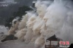 受强台风玛莉亚影响 苍南渔寮金沙滩巨浪