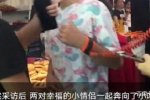 男子绳牵女友逛街