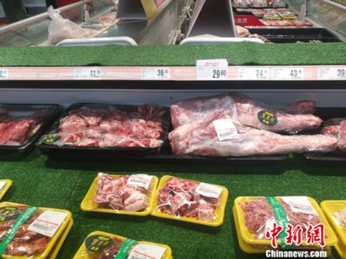 羊肉价格坐上火箭：北京羊肉涨价，12月涨到38元一斤了，北京羊肉还算便宜的，温州乡下一些菜市场卖的本地羊肉，去年就卖到60多元一斤了，到农村养殖户买黑山羊价格更贵，要75元一斤，过年还会涨价。</