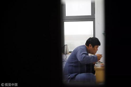 花钱蹲监狱放松