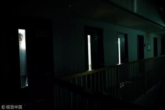 花钱蹲监狱放松