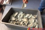 女子用公共餐具喂狗