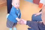 1岁宝宝与101岁老人世纪握手