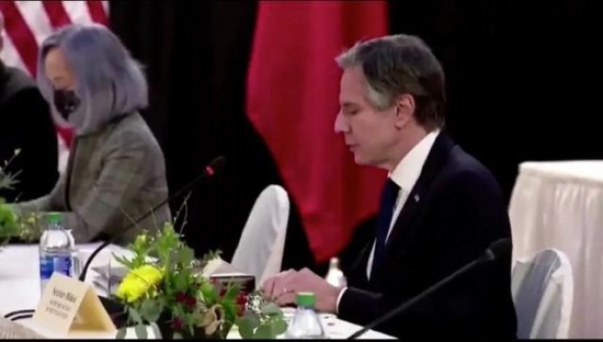 中美高层战略对话现场,美方翻译人员染紫发。