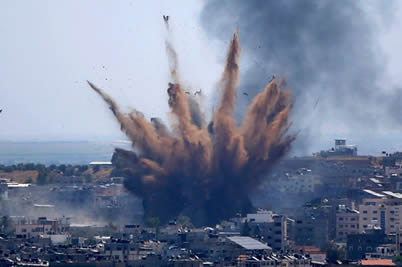 以色列空袭加沙城的一座建筑物爆炸瞬间