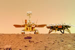 从“祝融”火星车上脱离的相机拍到了在火星表面的