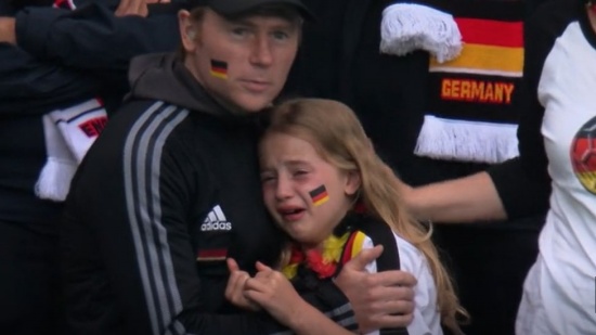 英格兰男子为德国小球迷筹集资金 只希望哭泣的小球迷微笑