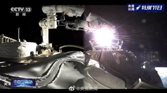 中国空间站航天员首次出舱