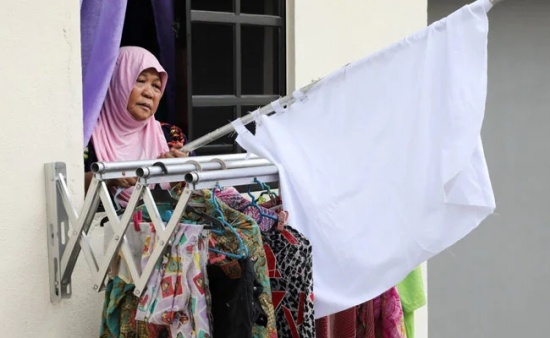 马来西亚新冠封锁 有人举起白旗求助