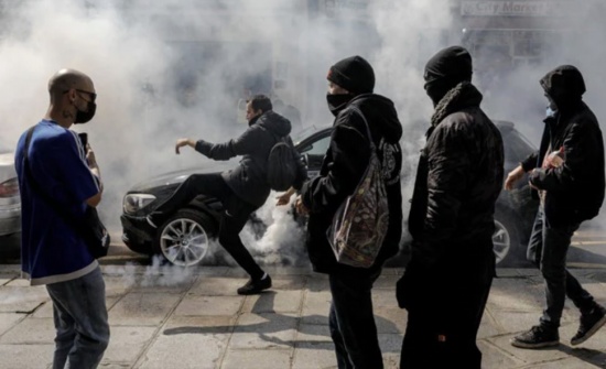 法国数千人抗议新冠病毒规则 警方发射催泪瓦斯