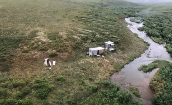 阿拉斯加的一个偏远采矿营地,海岸警卫队在那里营救了熊袭击的幸存者