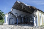 一座历史悠久的教堂见证了海地地震造成的破坏