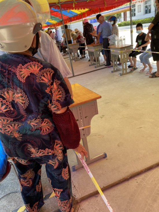 扬州一医护人员核检现场被感染