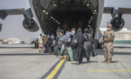 拜登确认撤离截止日期后 阿富汗人竞相逃离塔利班