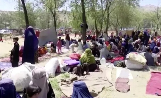 数以百计的流离失所家庭在喀布尔寻找食物和避难所