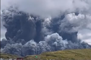 日本阿苏山火山喷发 火山灰喷出3500米高