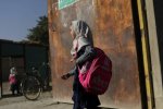 阿富汗女孩被困在家里 等待塔利班计划重新开放学校
