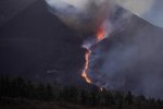 西班牙火山坠落的熔岩块与建筑物一样大