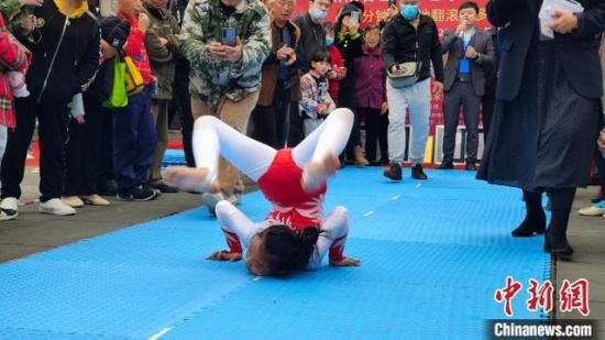 成都10岁女孩陈洲阳挑战柔术世界纪录，一天连破三项世界纪录。