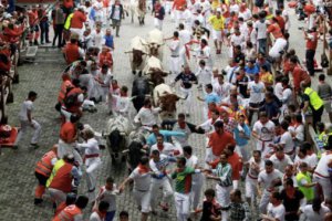 西班牙斗牛节一名55岁男子被公牛袭击后死亡