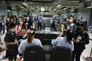 泰国边境重新开放 数万游客将抵达泰国曼谷和普吉岛