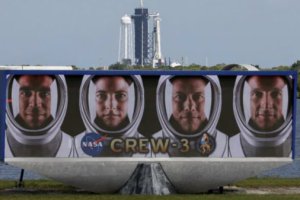 NASA-SpaceX载有4名宇航员的太空舱时隔6个月返回地球