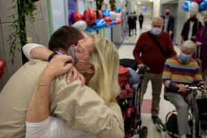 美国重新开放边境 纽约机场的家庭重聚泪流满面
