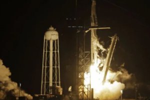 美国宇航局 SpaceX 将4名宇航员送入空间站