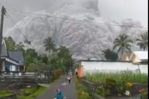 印尼火山喷发已造成34人死亡