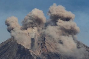 印尼塞梅鲁火山喷发