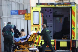 英国单日新增确诊病例超过10万例