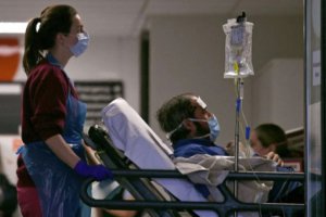 英国Omicron变种病例激增 伦敦住院人数增加53%