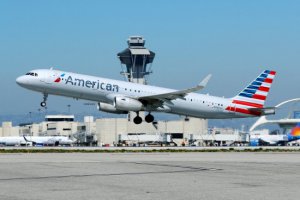 一名乘客在洪都拉斯机场闯入美国航空公司波音客机
