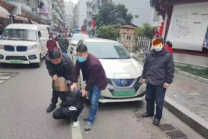 乘客是逃犯 司机免提接到警察电话