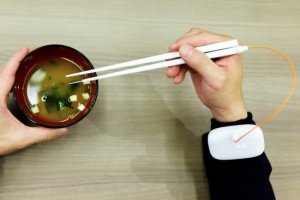 日本研究人员研制出电子筷子以增强咸味
