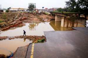 南非洪水造成的死亡人数上升到443人