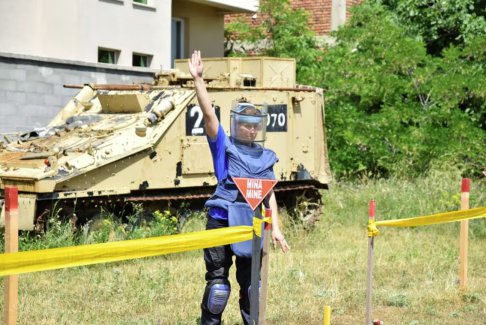 科索沃利用战争遗留问题训练乌克兰人清除地雷