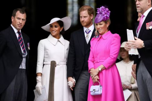 哈里王子和梅根回到英国 欢呼声夹杂着嘲笑声
