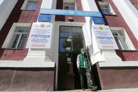 哈萨克斯坦领导人在宪法改革投票中寻求政治资本