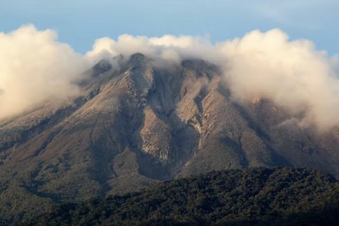 菲律宾布鲁山火山喷发