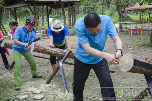 楠溪江露营节活动 楠溪江房车露营基地锯木头比赛