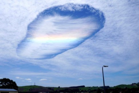 维多利亚现罕见巨型雨幡洞云