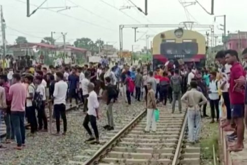 印度火车起火抗议军队招募变化