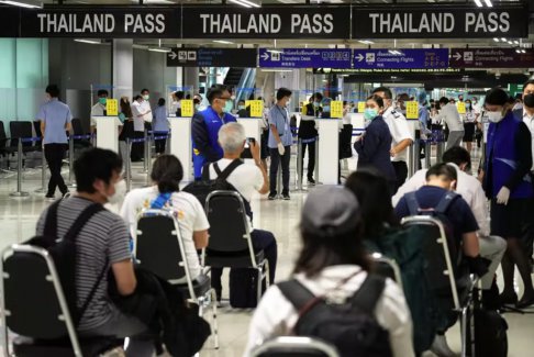 泰国放宽游客入境规定 取消COVID-19口罩政策