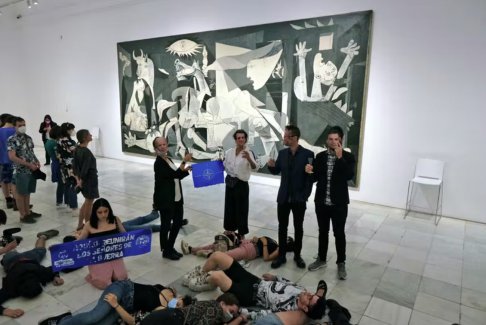 北约峰会抗议者在毕加索战争画作前装死