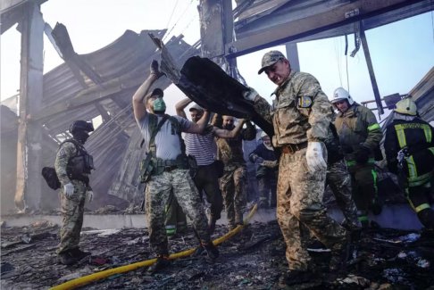 俄罗斯导弹袭击乌克兰购物中心后 救援人员正在寻找
