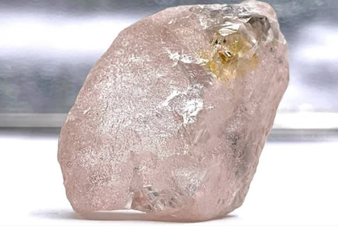 安哥拉发现300年来最大的稀有粉钻