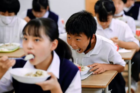 日本通货膨胀食品价格飙升 东京学校将新鲜水果换成