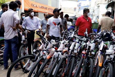 斯里兰卡人抛弃汽车改骑自行车度过经济危机